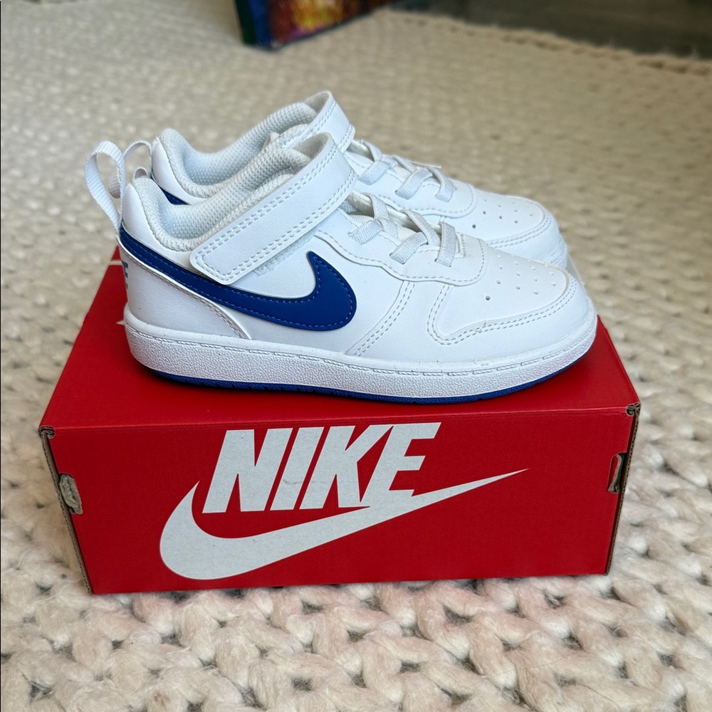 Nike Kids Sneakers in White and Blue
